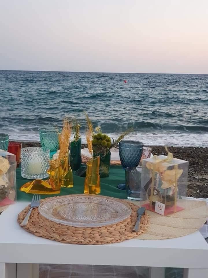 Λεπτομέρεια διακόσμησης τραπεζιού πάρτι σε παραλία από την elegant design