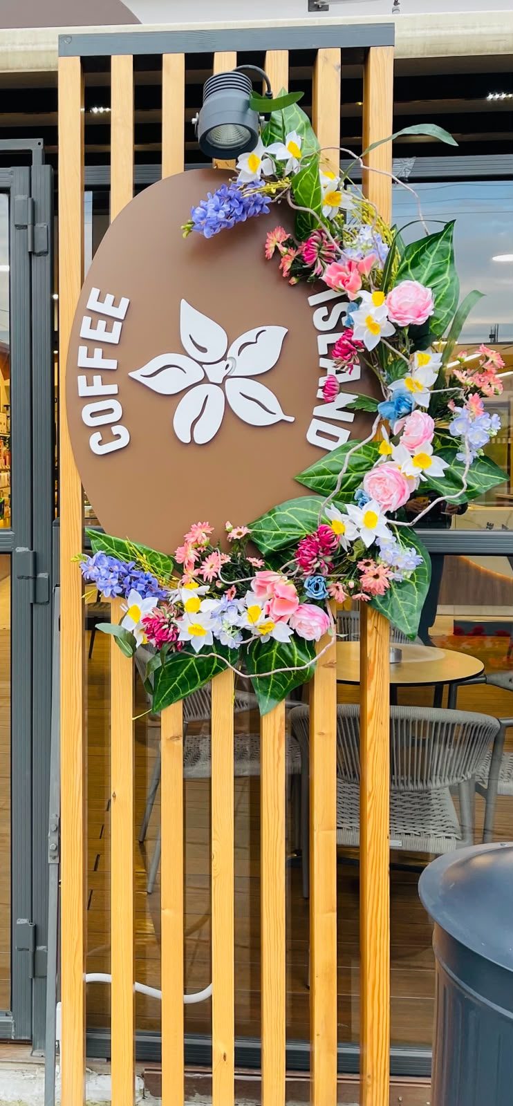 Ανθοστολισμός εισόδου καταστήματος Coffee Island από την elegant design