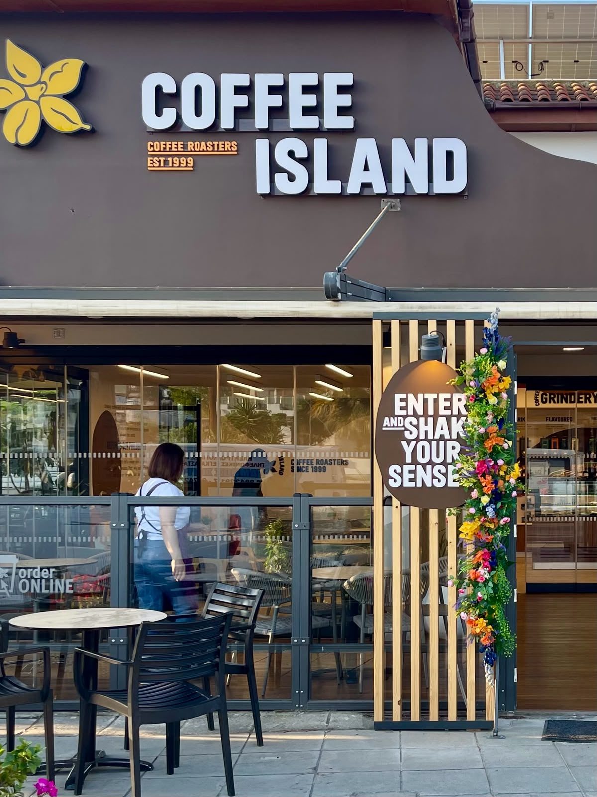 Ανθοστολισμός προσόψεως καταστήματος Coffee Island από την elegant design